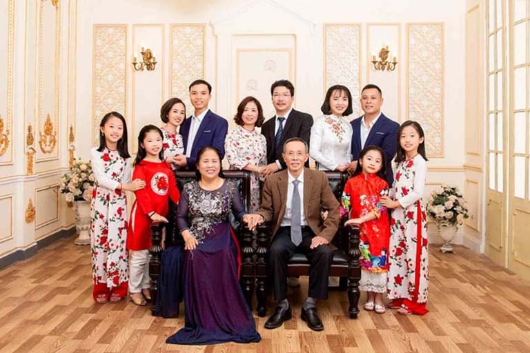 Hình ảnh gia đình tặng kỷ niệm đám cưới vàng