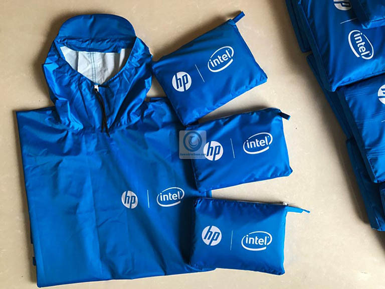 Áo mưa in logo làm quà tặng cho khách hàng, đối tác