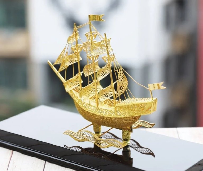 Mô hình thuyền buồm dát vàng