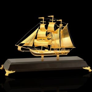 Mô hình thuyền buồm dát vàng mừng khai trương ngân hàng