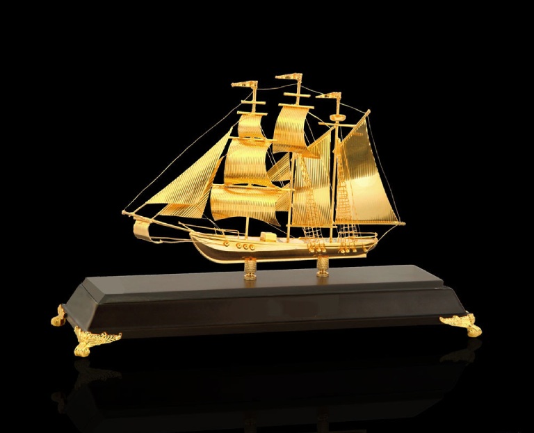 Mô hình thuyền buồm dát vàng mừng khai trương ngân hàng
